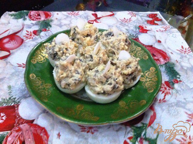 Фото приготовление рецепта: Яйца фаршированные белыми грибами шаг №9