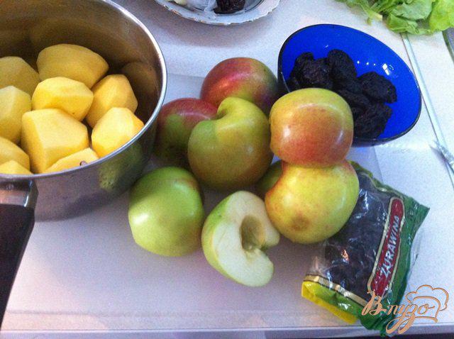 Фото приготовление рецепта: Утка запеченная с яблоками и черносливом шаг №4