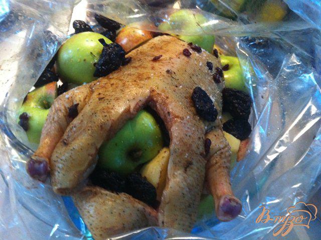 Фото приготовление рецепта: Утка запеченная с яблоками и черносливом шаг №5