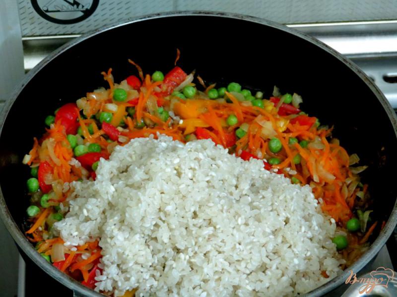 Фото приготовление рецепта: Рис с горошком шаг №7