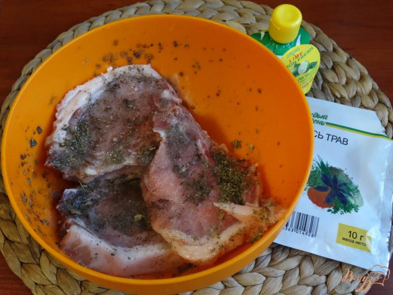 Фото приготовление рецепта: Свиные стейки в мультиварке шаг №2