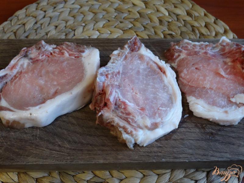 Фото приготовление рецепта: Свиные стейки в мультиварке шаг №1