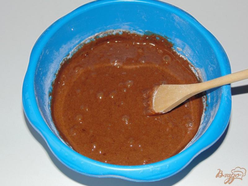 Фото приготовление рецепта: Пирог шоколадный с яблоками и грецкими орехами шаг №2