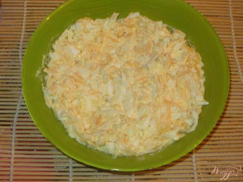 Фото приготовление рецепта: Рулет из лаваша с сыром и крабовыми палочками шаг №5