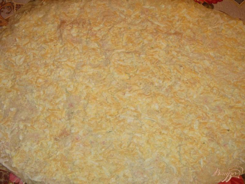 Фото приготовление рецепта: Рулет из лаваша с сыром и крабовыми палочками шаг №8
