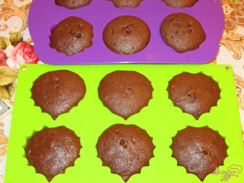 Фото приготовление рецепта: Шоколадные кексы с белым шоколадом шаг №9