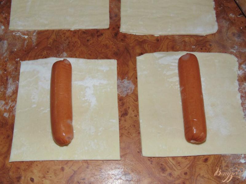 Фото приготовление рецепта: Сосиски в тесте в форме косички шаг №2