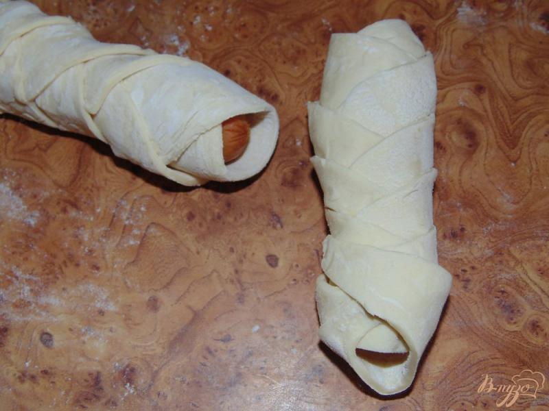 Фото приготовление рецепта: Сосиски в тесте в форме косички шаг №5