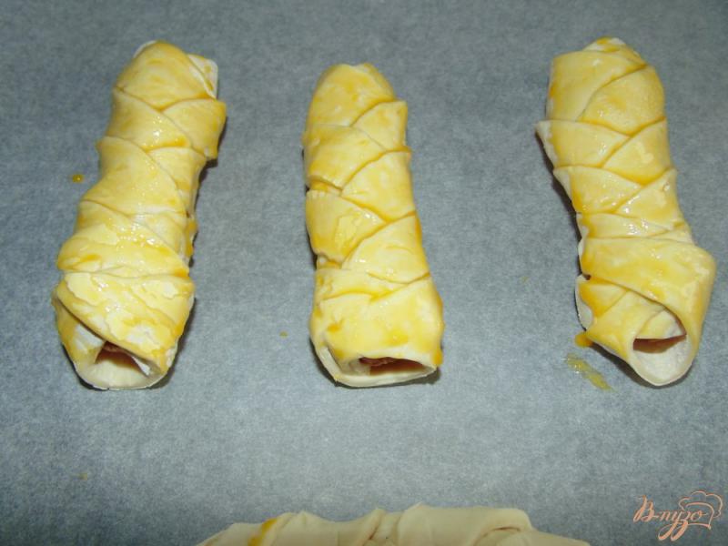 Фото приготовление рецепта: Сосиски в тесте в форме косички шаг №6