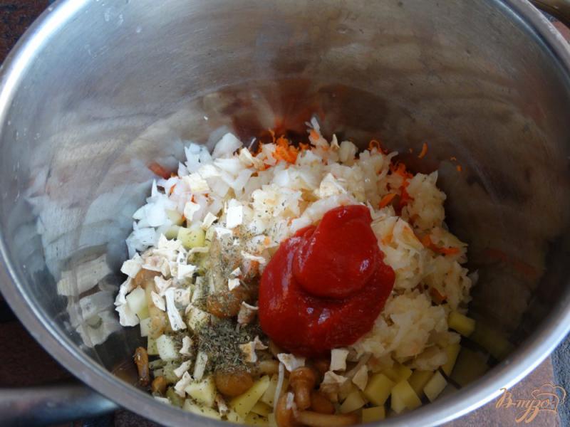 Фото приготовление рецепта: Суп с квашеной капустой, опятами и кус-кусом шаг №4