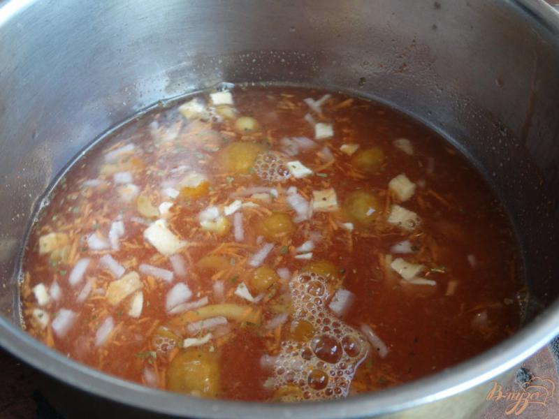 Фото приготовление рецепта: Суп с квашеной капустой, опятами и кус-кусом шаг №5