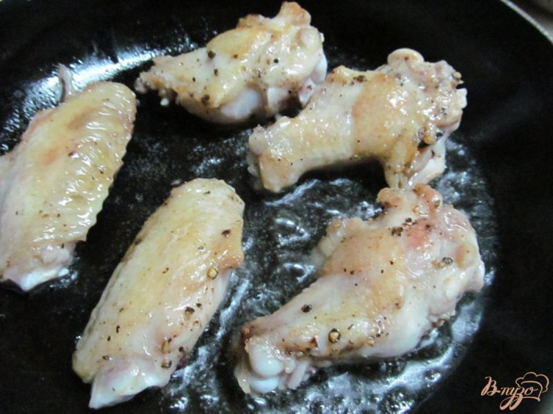 Фото приготовление рецепта: Куриные крылья с тыквой под соусом шаг №2
