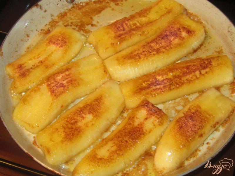 Фото приготовление рецепта: Мороженое с жареными  бананами и грецкими орехами шаг №4