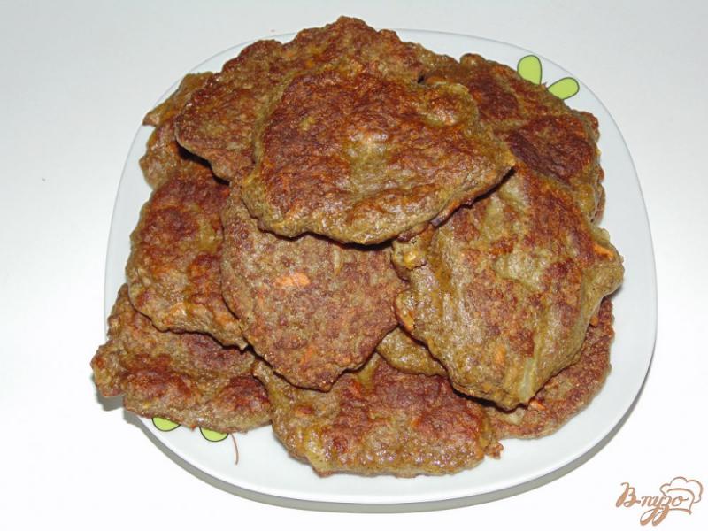 Фото приготовление рецепта: Печеночные оладьи с манной крупой и овощами шаг №7