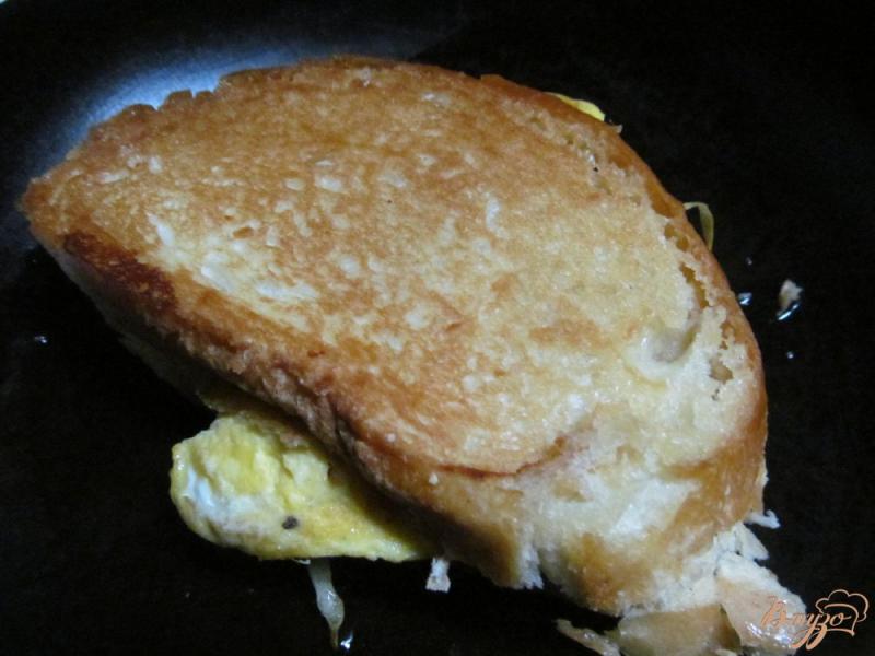Фото приготовление рецепта: Бутерброд с яйцом и котлетой шаг №12