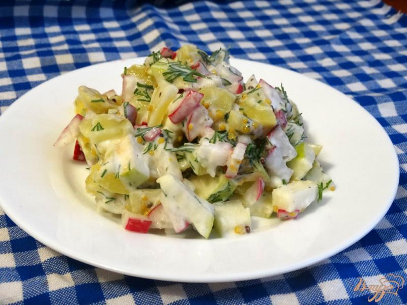 Фото приготовление рецепта: Салат с картофелем, редисом, яблоком шаг №6