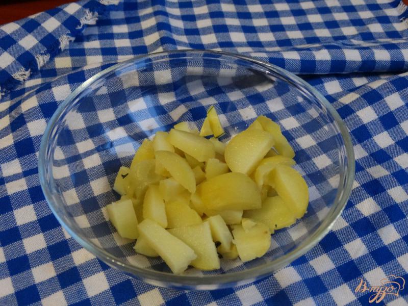 Фото приготовление рецепта: Салат с картофелем, редисом, яблоком шаг №1