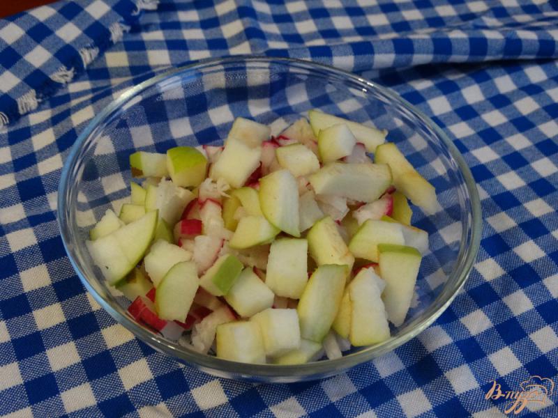 Фото приготовление рецепта: Салат с картофелем, редисом, яблоком шаг №3