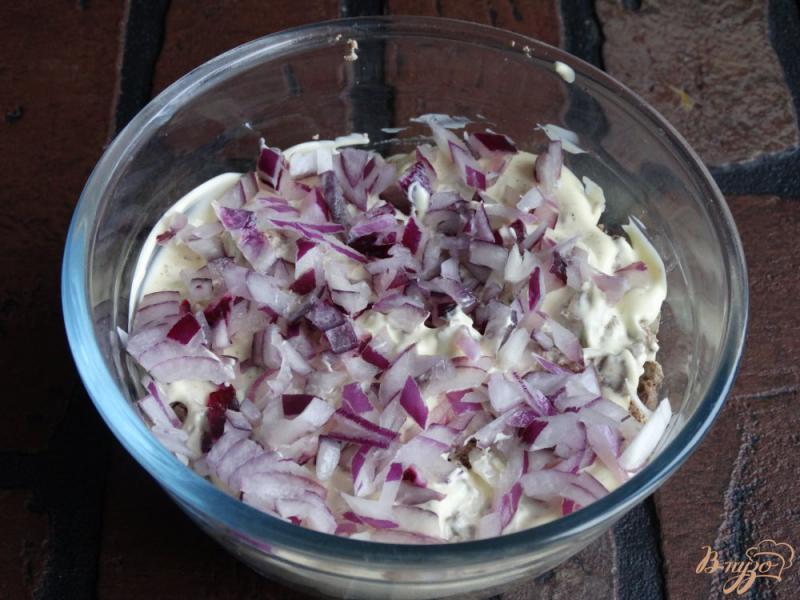 Фото приготовление рецепта: Слоеный салат с печенью и яйцами шаг №3