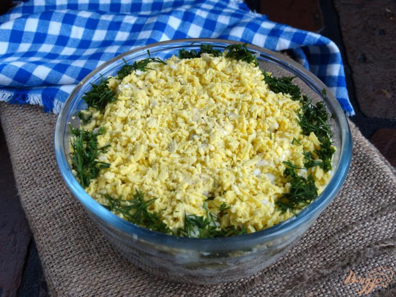 Фото приготовление рецепта: Слоеный салат с печенью и яйцами шаг №6