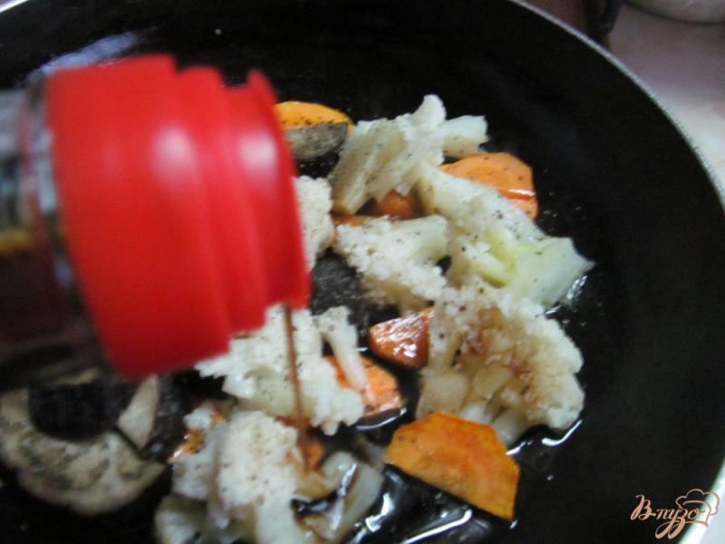 Фото приготовление рецепта: Салат на рисовой вермишели с овощами и фрикадельками шаг №5