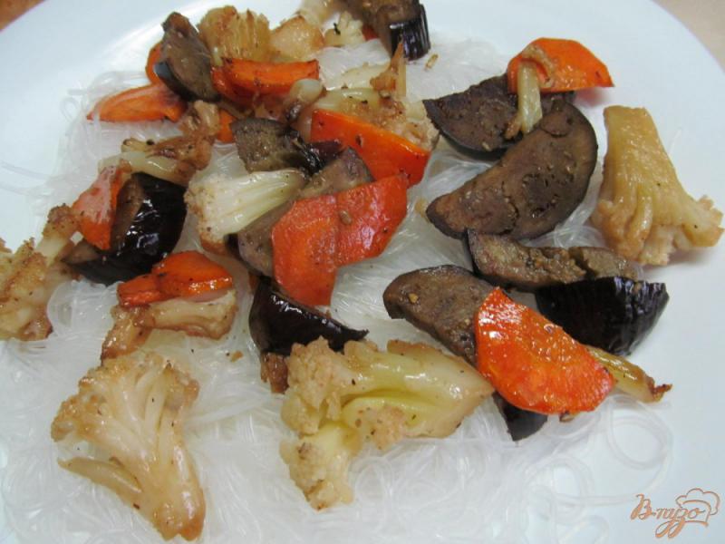 Фото приготовление рецепта: Салат на рисовой вермишели с овощами и фрикадельками шаг №7