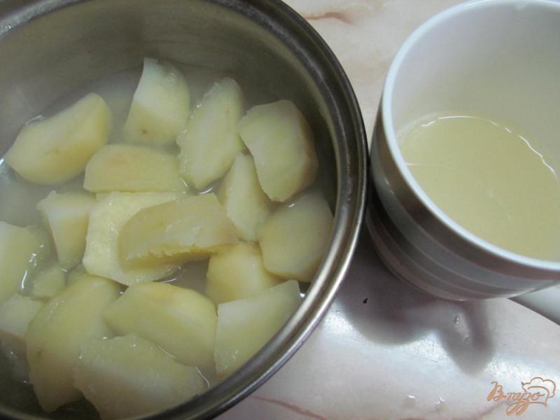 Фото приготовление рецепта: Свинина с картофелем под свекольным соусом шаг №5