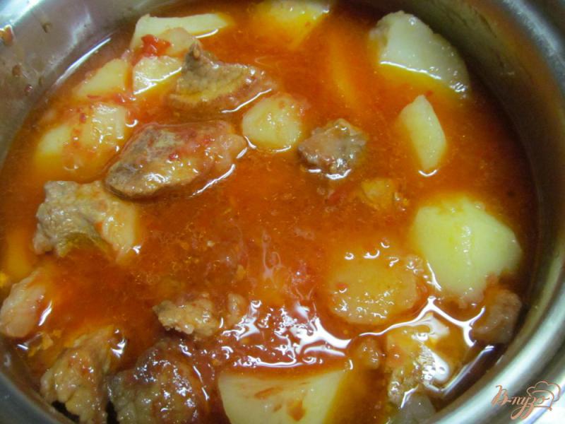 Фото приготовление рецепта: Свинина с картофелем под свекольным соусом шаг №6