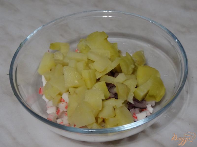 Фото приготовление рецепта: Салат с картофелем и крабовыми палочками шаг №3