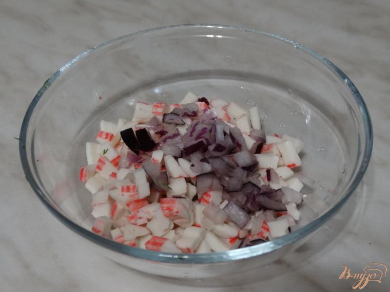 Фото приготовление рецепта: Салат с картофелем и крабовыми палочками шаг №2