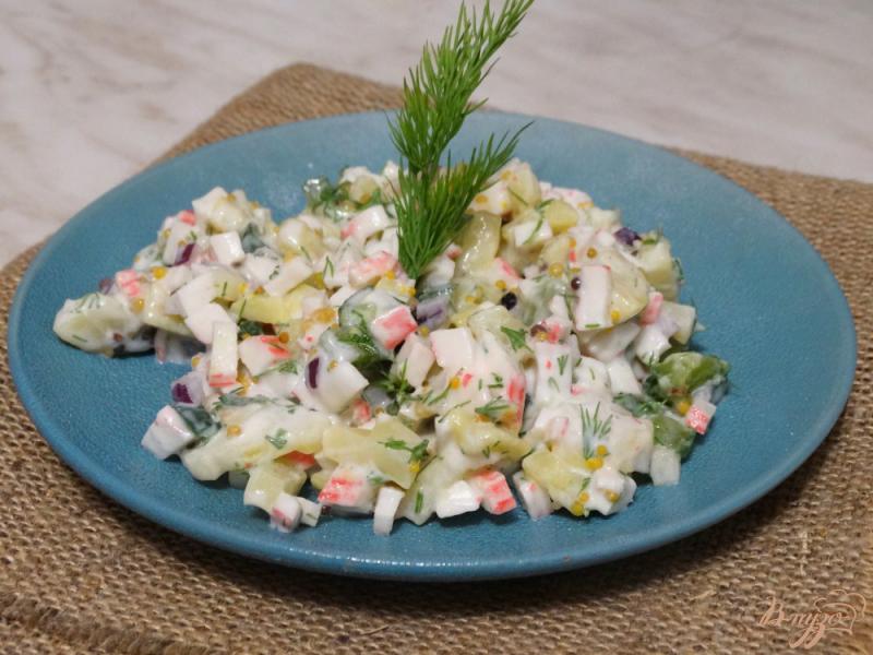 Фото приготовление рецепта: Салат с картофелем и крабовыми палочками шаг №7