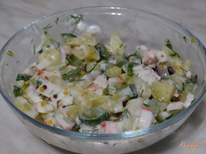 Фото приготовление рецепта: Салат с картофелем и крабовыми палочками шаг №6