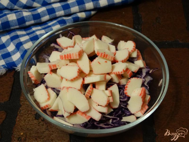 Фото приготовление рецепта: Салат с красной капустой, крабовыми палочками и черносливом шаг №2