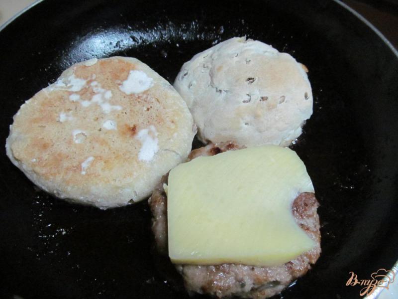 Фото приготовление рецепта: Бутерброд с сыром и двумя котлетами шаг №4