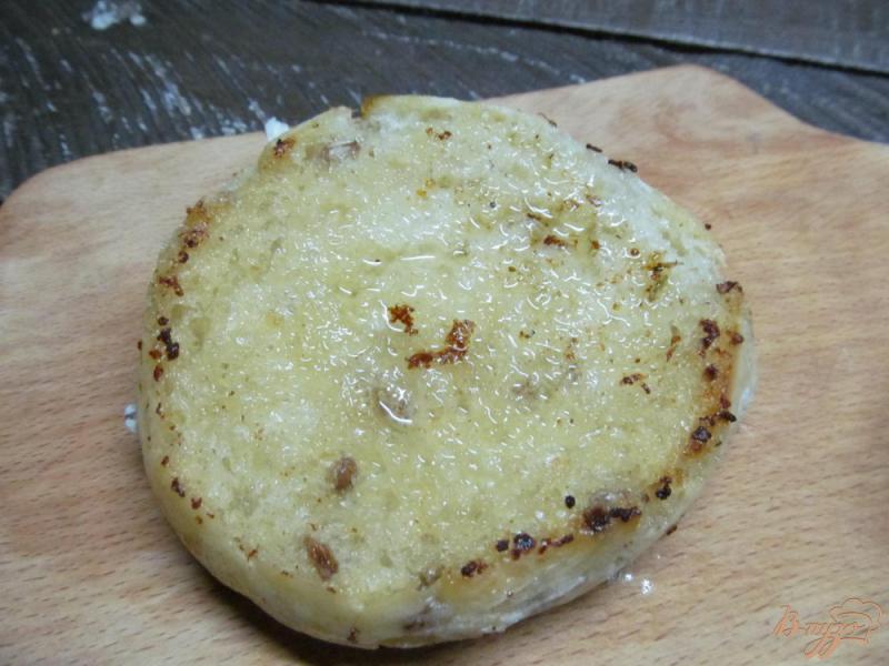 Фото приготовление рецепта: Бутерброд с сыром и двумя котлетами шаг №6