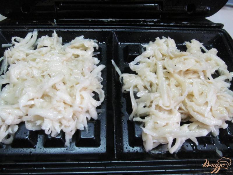 Фото приготовление рецепта: Картофель приготовленный в вафельнице шаг №3