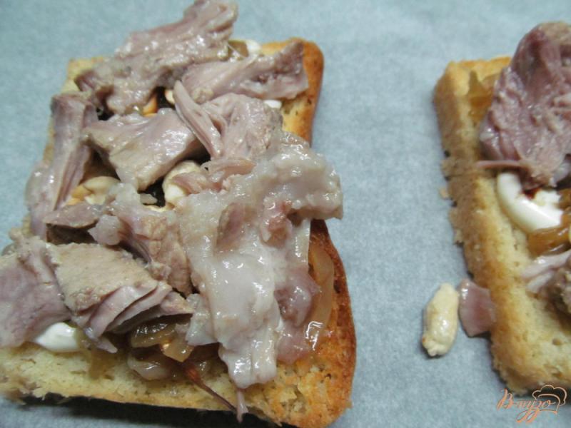 Фото приготовление рецепта: Бутерброд с мясом арахисом и брынзой шаг №6