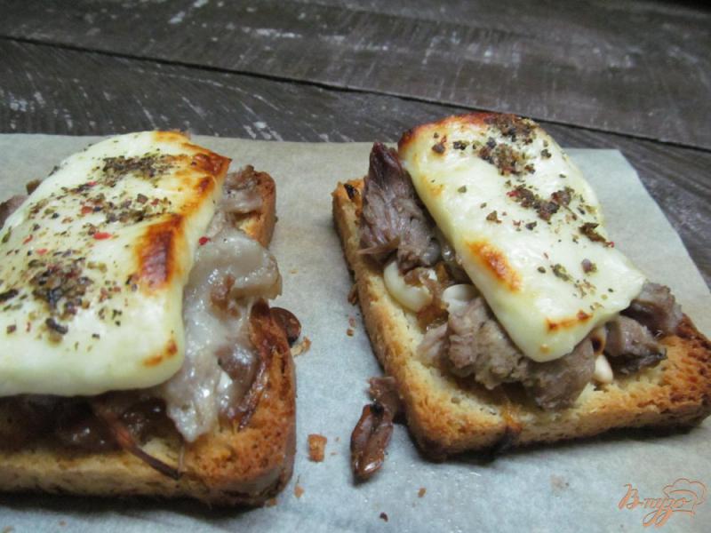 Фото приготовление рецепта: Бутерброд с мясом арахисом и брынзой шаг №8
