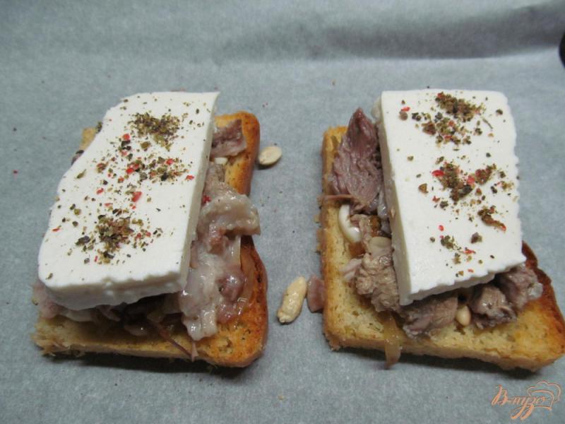 Фото приготовление рецепта: Бутерброд с мясом арахисом и брынзой шаг №7
