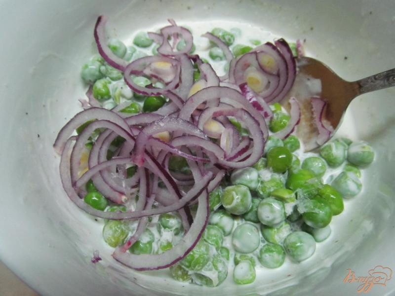 Фото приготовление рецепта: Салат из замороженного горошка с беконом шаг №5