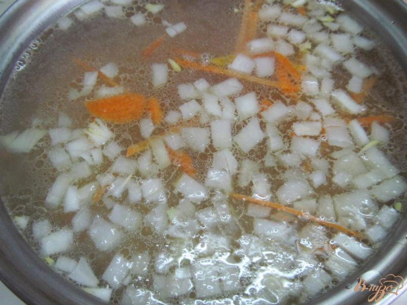 Фото приготовление рецепта: Чесночно-имбирный суп с овощами шаг №2