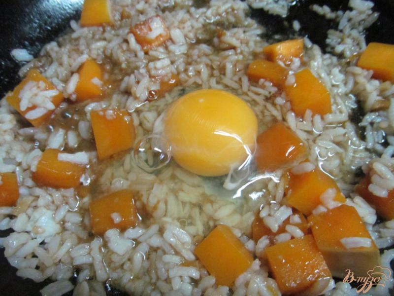 Фото приготовление рецепта: Жаренный рис с овощами шаг №4