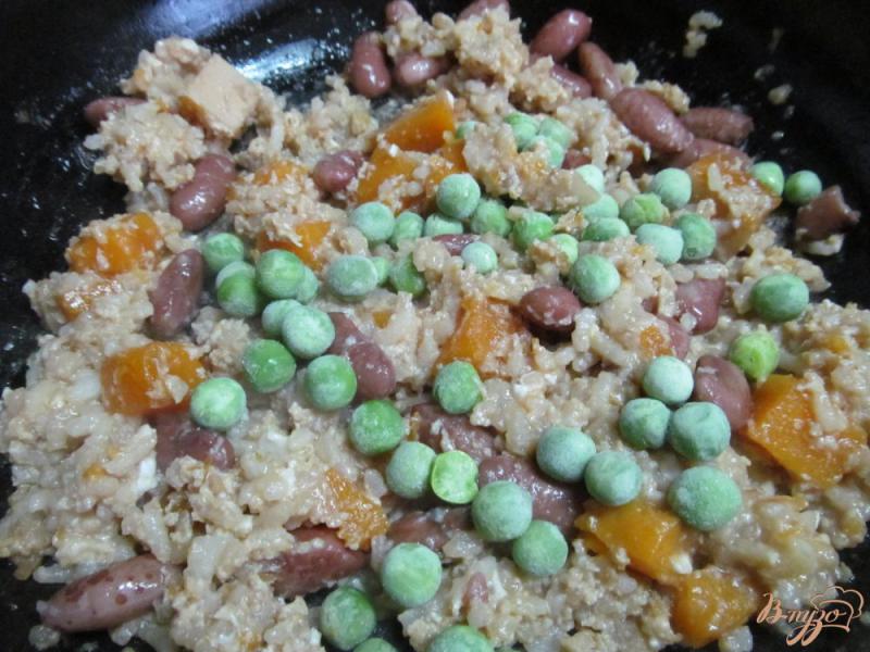 Фото приготовление рецепта: Жаренный рис с овощами шаг №6