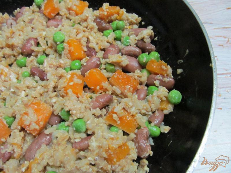 Фото приготовление рецепта: Жаренный рис с овощами шаг №7