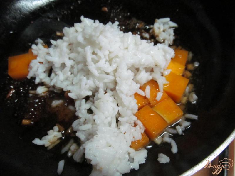 Фото приготовление рецепта: Жаренный рис с овощами шаг №3