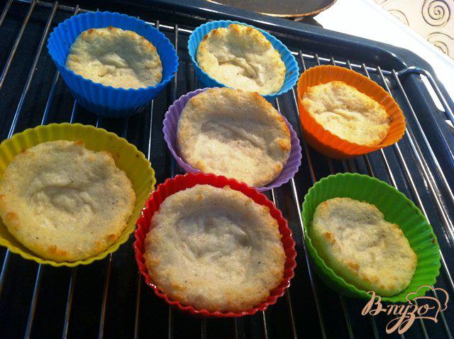 Фото приготовление рецепта: Хлебные мини-пудинги с творожным кремом шаг №5