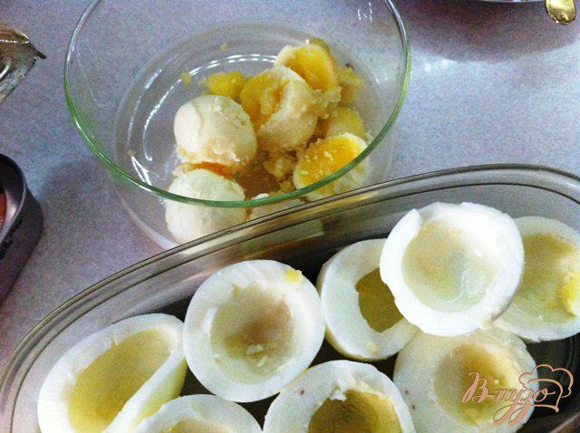 Фото приготовление рецепта: Яйца фаршированные печенью трески шаг №3