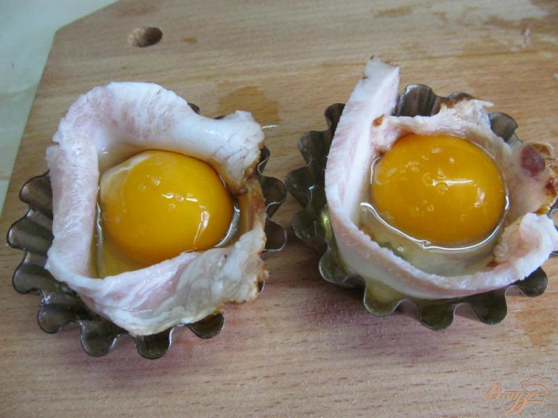 Фото приготовление рецепта: Корзиночки из бекона с яйцом шаг №2