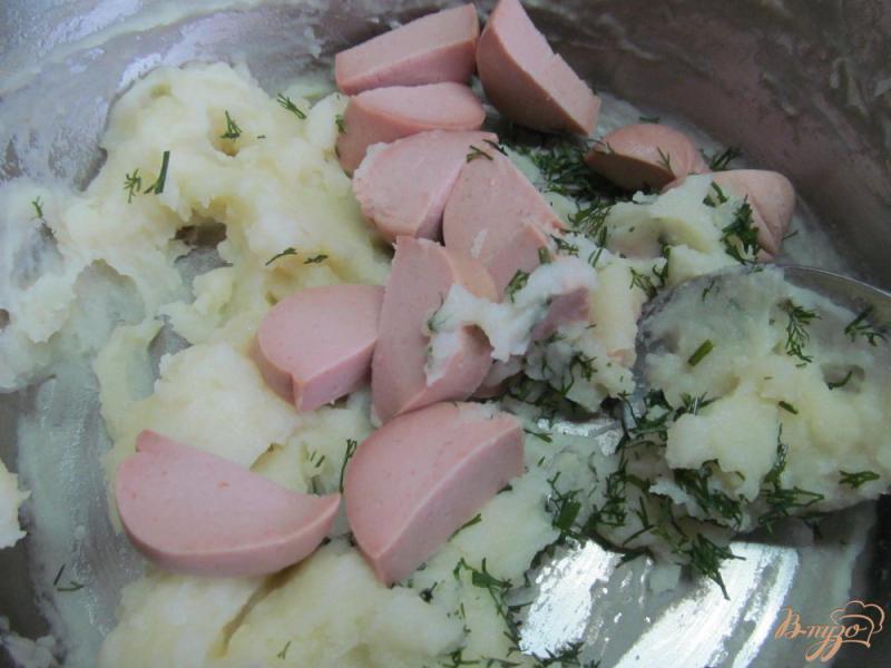 Фото приготовление рецепта: Запеканка из картофельного пюре баклажана и сардельки шаг №2