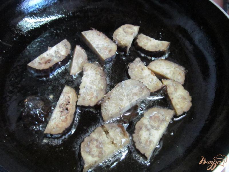 Фото приготовление рецепта: Запеканка из картофельного пюре баклажана и сардельки шаг №3